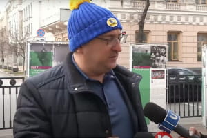 Вакцинаторы и антивакцинаторы под куполом ВР: как сегодня депутаты попали на работу