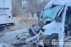 У Запоріжжі маршрутка влетіла у вантажний тягач – постраждали водій та пасажири