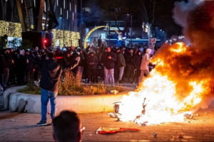 У Нідерландах пройшов COVID-протест: поліція застосовувала водомети