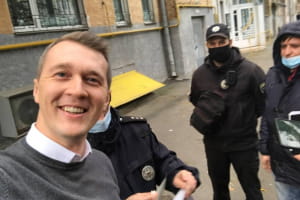 Акція протесту на Банковій: до активіста та лідера партії "Демократична сокира" прийшла поліція з протоколом