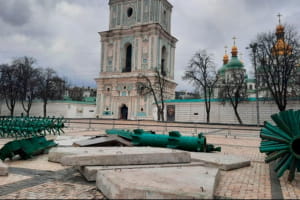 На Софійській площі почали встановлювати головну ялинку країни – якою вона буде
