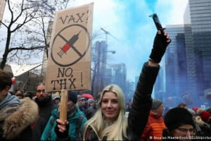 Поліція застосувала сльозогінний газ та водомети: у Бельгії протести проти COVID-обмежень переросли у заворушення 
