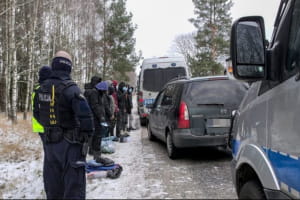 У Польщі поліція після погоні затримала українця, який перевозив 9 "нелегалів"