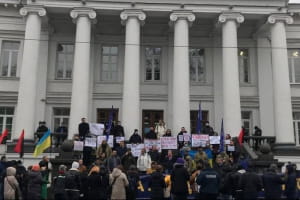 Скандальні висловлювання міського голови Полтави щодо війни на сході України: сотні людей вийшли на пікет