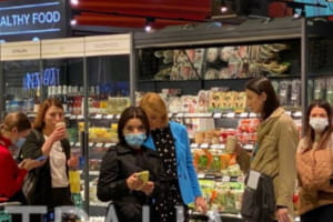 Зеленську помітили в магазині із правоохоронцями і собаками

