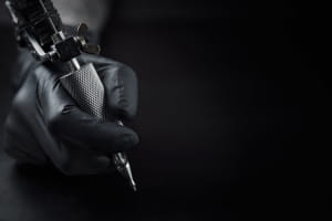 Державна символіка, квіти і цитати: в Україні бум на патріотичні татуювання
