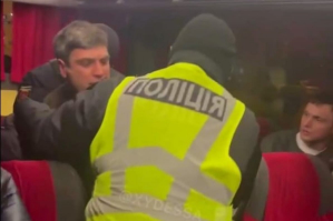 З автобуса "Одеса – Київ" поліція силоміць вивела антивакцинаторів, які влаштували скандал – відео