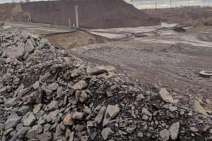 У Кривому Розі на металургійному підприємстві прорвало дамбу: брудна вода потрапила в трубопровід