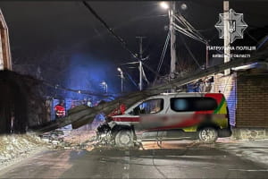 Під Києвом швидка протаранила електроопору – є травмовані