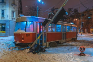 У Дніпрі трамвай зійшов з колії та збив жінку насмерть