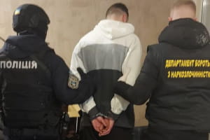 Місячний обіг товару становив понад 300 тис. грн: у Житомирі поліція затримала наркодилерів
