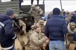 В казахском Актау протестующие захватили грузовик с военными – видео