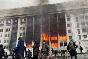 Беспорядочная стрельба, очереди к банкоматам: как Алматы 