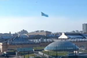 Над Киевом запустили гигантский флаг Казахстана в знак поддержки казахского народа – включение