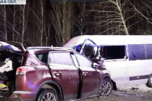 На Чернігівщині у ДТП за участі мікроавтобуса травмувалися 11 людей – подробиці