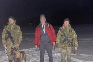 Прямував пішки на заробітки в Польщу: у горах Закарпаття затримали харків'янина