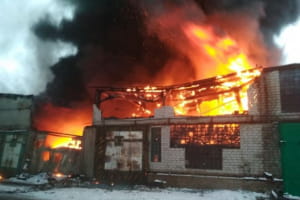 На Київщині сталася пожежа на складі з автошинами – палає майже 1000 квадратів