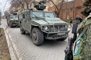 У Казахстані починають виведення військ ОДКБ – в Алмати влаштували показовий мітинг, аби провести 