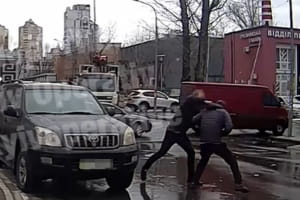 В Киеве водитель отправил в больницу прохожего из-за замечания о парковке – видео