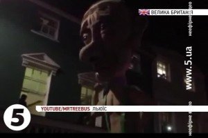 У Великій Британії спалили велетенське опудало Путіна в купальнику
