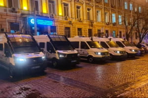 До Печерського суду стягують правоохоронців у бронежилетах, а також привезли автозак