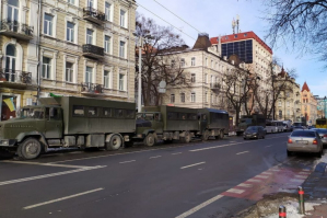 На Банковую автобусами стягивают силовиков, возле Печерского суда уже дежурят автозаки – фото