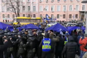Судилище над Порошенком: акція під Печерським судом, ухвала про запобіжний захід – відео