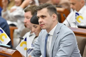 "Слуги" намагаються зірвати звернення Київради про політичні переслідування Порошенка – депутат