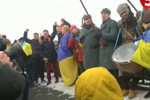 З'єднали два береги Дніпра та підняли у небо найбільший стяг: у Києві утворили 