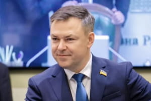 "Грали із Зеленським в одній команді КВК": стало відомо, як голова оборонного комітету заробляє на військових вантажівках