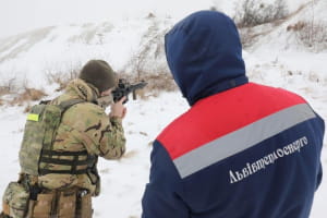 Цілили по мішенях з 300 метрів: як чиновники разом з комунальниками Львова навчалися стріляти
