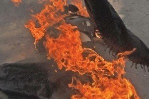 У центрі Токіо чоловік влаштував політичне самоспалення