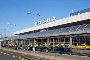 У Празі аеропорт відмовився оголошувати рейси в Україну російською