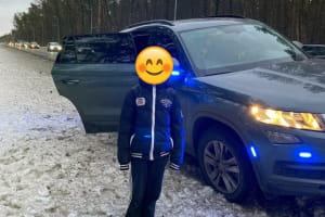 Поліцейський "фантом" врятував 8-річну дитину, яка засніженою дорогою йшла на пошуки мами
