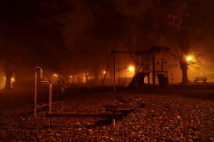 Без обуви и верхней одежды: в Киеве на детской площадке нашли труп мужчины – фото (18+)