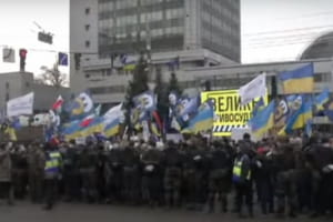 Що відбувається під Апеляційним судом Києва, де мають розглядати оскарження запобіжного заходу Порошенку – включення (оновлено)