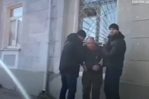 На съемочную группу "Украинской правды" напали в аэропорту Днепра 