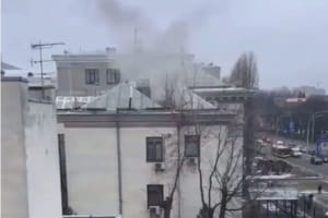 "Вероятно, идет уничтожение документации": над посольством РФ в Киеве заметили дым