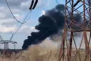 Бойовики продовжують обстрілювати: снаряд окупантів влучив у заправку – відео 