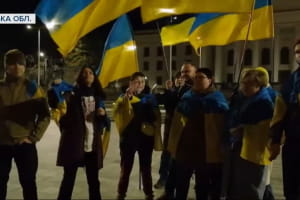 "Донеччина – це Україна": поки РФ стягувала техніку в ОРДЛО, у Краматорську українці вийшли на мітинг