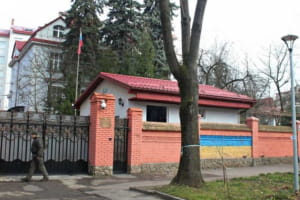 Консульство РФ во Львове утром было окутано дымом: сжигали документы 