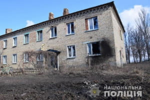 На Донбасі російські окупанти обстріляли дитсадок, також унаслідок прямого влучення снаряда в будинок поранено мирну жінку