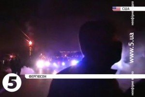 Під час безладів у Фергюсоні офіцер поліції отримав поранення, десятки людей затримано