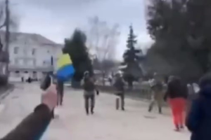 "Кадри, що ввійдуть у світову історію": як у Мелітополі беззбройні українці проганяють стріляючих російських окупантів – відео