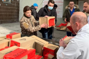 "Разом переможемо" – Марина Порошенко передала столичній лікарні швидкої допомоги ліки та медзасоби