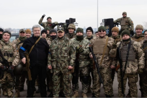 Порошенко передав бійцям ЗСУ та теробороні 450 бронежилетів, вантажівки та бойові пікапи
