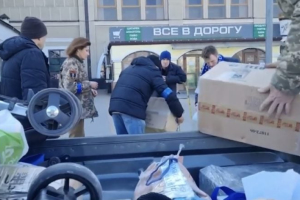 На залізничний вокзал Києва привезли дитячі візочки і кухонне приладдя для приготування гарячої їжі – Марина Порошенко
