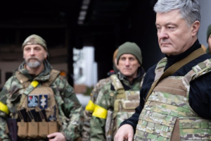 Ми пропонуємо законодавчо дозволити народним депутатам поєднувати мандат зі службою у ЗСУ, добробатах чи теробороні – Порошенко

