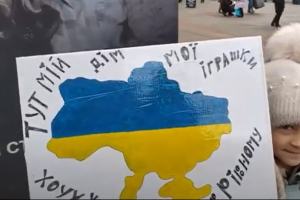 "Хочу слушать сказки, а не сирены!": в Ровно мамы с детьми устроили флешмоб – сюжет