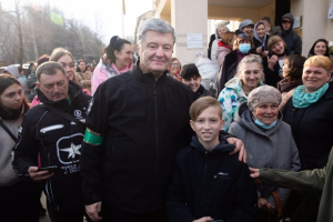 Порошенко привез несколько машин гуманитарного груза в волонтерский центр в Днепре для сотен беженцев